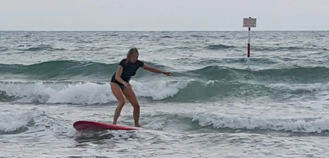 SupDuck beim Surfen im Meer
