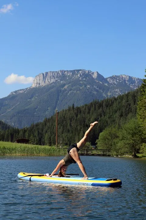 Sup-Yoga im Bergsee (St. Ulrich am Pillersee)
