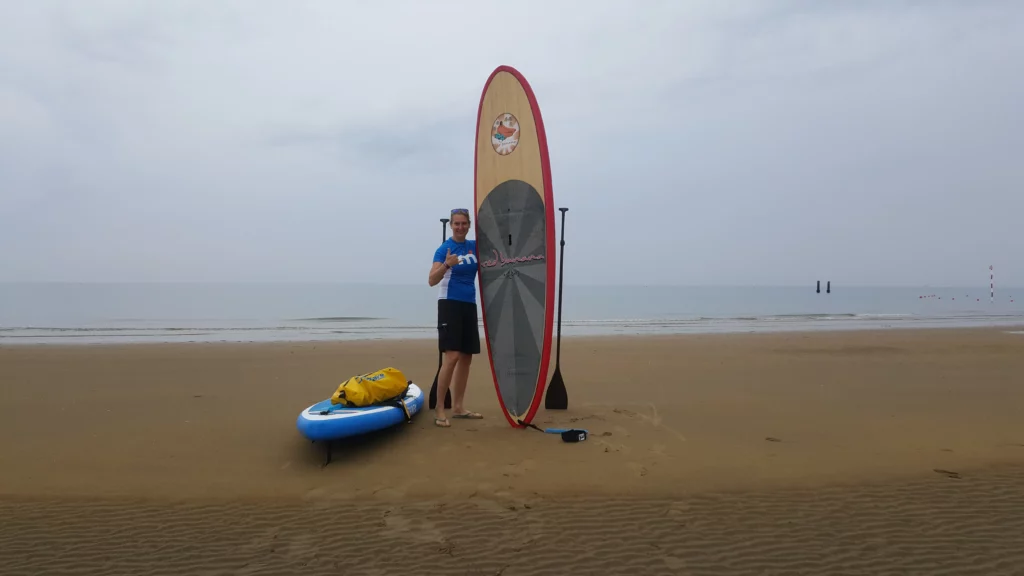 SupDuck mit dem iSup und dem Hardboard am Meer