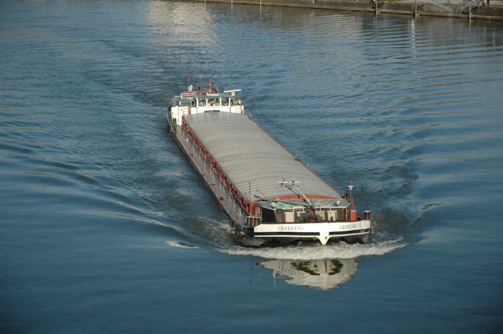 Frachtschiff auf der Donau